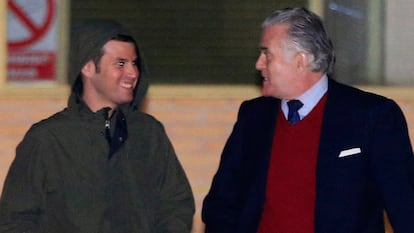 Luis Bárcenas sale de la cárcel de Soto del Real (Madrid) junto a su hijo Guillermo, en enero de 2015.