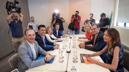 Reunión entre las dos delegaciones del PP y Cs en Murcia. 