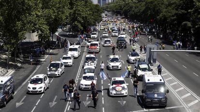 Miles de taxistas protesta en una manifestación en el centro de Madrid.