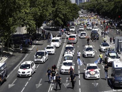 Miles de taxistas protesta en una manifestación en el centro de Madrid. 