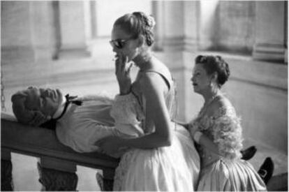 John Malkovich, Uma Thurman, and Swoosie Kurtz em "Ligações Perigosas"