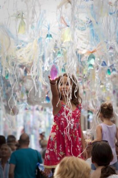 Una niña disfruta del decorado de la calle de Joan Blanques.