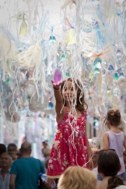 Una ni&ntilde;a disfruta del decorado de la calle de Joan Blanques.