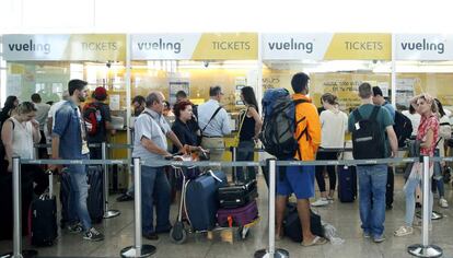 Colas para presentar reclamaciones a Vueling, en la Terminal 1 del Aeropuerto de El Prat, en Barcelona