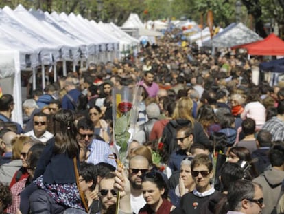 La Rambla plena a vessar durant el Sant Jordi de l'any passat.