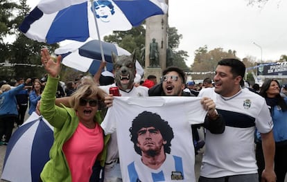 Los aficionados de Gimnasia y Esgrima esperan la llegada de Maradona.