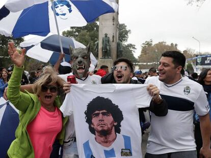 Los aficionados de Gimnasia y Esgrima esperan la llegada de Maradona.