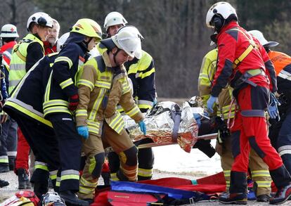 Personal de emergencias trasladan a una de las víctimas tras ser rescatada en Bad Aibling (Alemania).