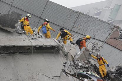 En una isla de gran actividad sísmica -aunque de baja intensidad, en lo que va de año ya se había registrado una quincena de movimientos-, los edificios se construyen de acuerdo a estrictos estándares de seguridad. En la imagen, equipos de rescate en el edificio derrumbado en la ciudad taiwanesa de Tainan.