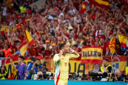 Ferrán Torres celebra el gol que ha marcado.