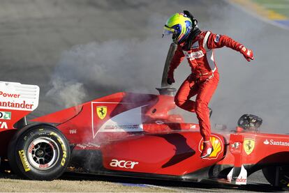 El piloto de Ferrari se baja de un salto del monoplaza.