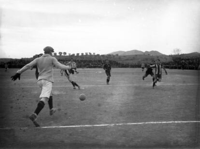 L'Espanyol va derrotar el Barça a la final del Campionat de Catalunya del 1915 per un contundent 4-0. Va ser a Terrassa.