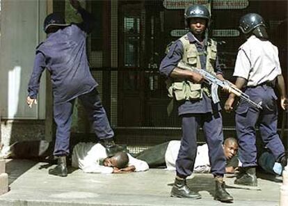 Policías antidisturbios de Zimbabue detienen en Harare a varios manifestantes en la jornada de huelga de ayer.