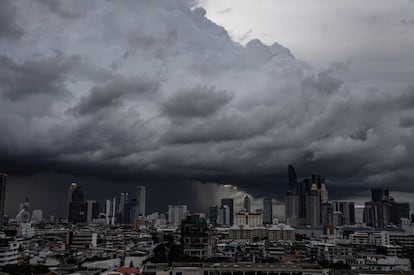 Nubes de lluvia intensa sobre el distrito central de negocios en Bangkok (Tailandia).