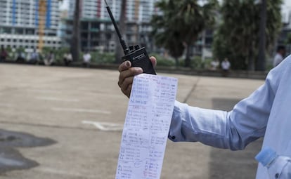 Un br&oacute;ker muestra un listado de las apuestas sobre la lluvia en Nom Pen (Camboya).