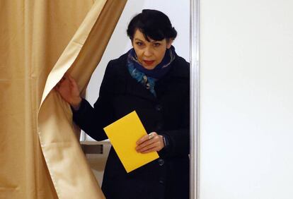 Birgitta Jonsdottir, l&iacute;der del Partido Pirata, tras haber depositado su voto. 