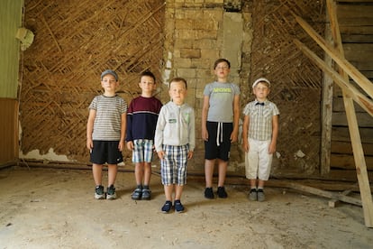 De izquierda a derecha: Zakhar, de siete años; Kolia, de cinco; Andriy, de 11; y Rostylav, de siete. Posando el pasado julio en una clase de la escuela primaria de Mostysche (Kiev), dañada en la guerra. A menos que haya paz, el invierno traerá nuevos desafíos para los niños y sus familias en Ucrania, advierte la directora ejecutiva de Unicef. “Estamos trabajando con el Gobierno y sus aliados preparando suministros para el invierno que incluyen ropa de abrigo, zapatos, generadores, calefactores...".