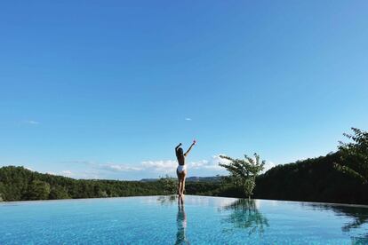 La piscina de este encantador hotel situado en la provincia de Lérida no resulta atractiva solo por su apariencia infinita y estar rodeada de naturaleza, y es que también está climatizada para poder aprovecharla al máximo. De noche se convierte en un lugar en el que ver las estrellas como nunca antes.