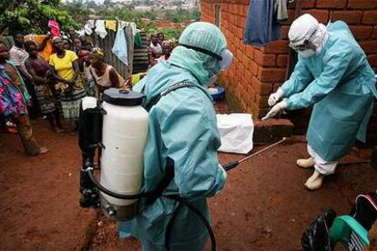 Personal de Médicos Sin Fronteras entra, en abril, en la casa de un sospechoso de padecer Marburg, en Uige (Angola).