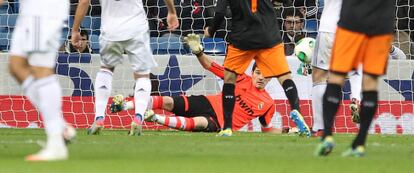 Casillas detiene una balón.