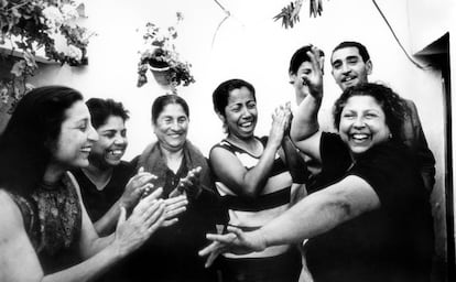 Bernarda (segunda por la izquierda) y Fernanda (cuarta) de Utrera de fiesta en Sevilla en 1969.