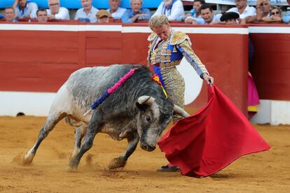 Clemente torea al natural a su segundo toro de La Quinta.