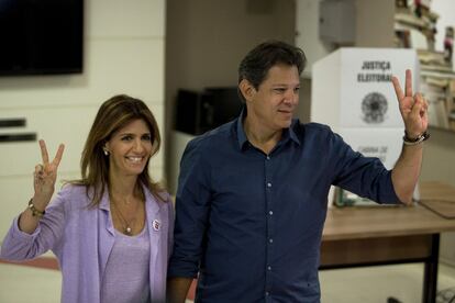 O candidato do PT à Presidência do Brasil, Fernando Haddad, junto com a esposa, Ana Estela, após votar em São Paulo.