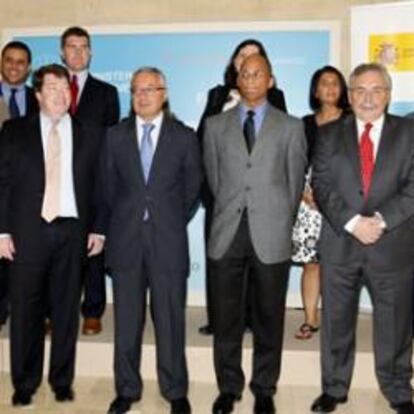 El ministro de Fomento José Blanco junto con la delegación de Estados Unidos