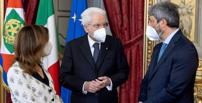 El presidente italiano, Sergio Mattarella, en el centro, junto a la presidenta del Senado, Elisabetta Alberti Casellati, y el del Congreso, Roberto Fico, este sábado.