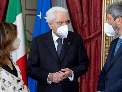 El presidente italiano, Sergio Mattarella, en el centro, junto a la presidenta del Senado, Elisabetta Alberti Casellati, y el del Congreso, Roberto Fico, este sábado.