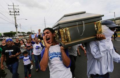 Amigos y familiares llevan el ataúd del estudiante  Gerald Velázquez, que fue disparado durante el ataque policial a una iglesia cerca de la Universidad Autónoma de Managua (Nicaragua). 