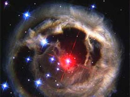 Una de las fotografías tomadas por el telescopio espacial Hubble que muestra el eco luminoso del astro 'V838 Monocerotis' en octubre de 2002.