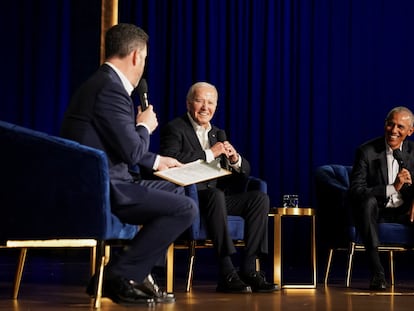 El presidente de EE UU, Joe Biden, junto al expresidente Barack Obama, preguntado por el presentador Jimmy Kimmel en un acto de recaudación de fondos en Los Ángeles