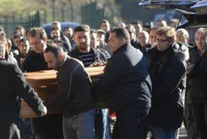 Llegada de uno de los féretros al polideportivo de Santa Lucía de Gordón, en León, donde hoy se ofició el funeral por los seis mineros que murieron en un accidente ocurrido el pasado día 28 de octubre en el Pozo Emilio del Valle en Llombrera de Gordón (León).