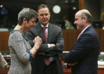 (i-d) Los ministros de Economa de Dinamarca, Margrethe Vestager; de Suecia, Anders Borg, y de Espa?a, Luis de Guindos, conversan ?a su llegada a la reunin de los ministros de Economa y Finanzas de la UE (Ecofin), hoy en la sede del Consejo Europeo, en Bruselas (Blgica).