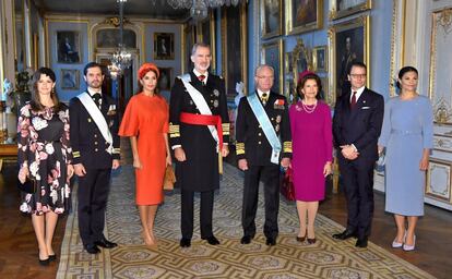 
Los Reyes Felipe VI y Letizia fueron recibidos este miércoles por sus homólogos suecos, Carlos y Silvia de Suecia, en el Palacio Real de Estocolmo, en el marco de la primera visita oficial de un monarca español al país en 42 años.