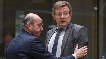 Luis de Guindos, ministro de Economía, junto a su homólogo belga, Johan Van Overtveldt, este viernes.