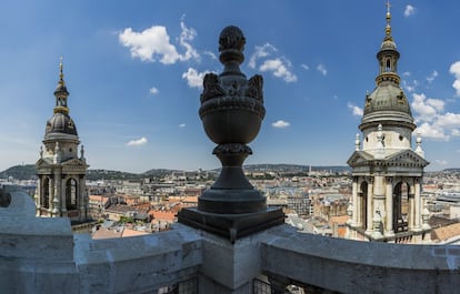 Budapest, situada a les ribes del Danubi, ocupa el desè lloc de la llista. El seu punt més fotografiat és la basílica de Sant Esteve, ja que des de la seva cúpula d'estil neoclàssic s'obtenen excel·lents vistes de la capital hongaresa (a la foto), i la majoria dels visitants, segons les dades de Sightsmap, retraten aquesta panoràmica.
