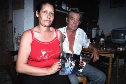 Josefa García y Antonio Rodríguez, los padres de Vanesa, con una foto de familia de su hija, en Puertollano.