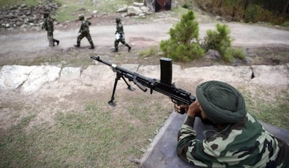 Soldados indios patrullan la línea de control en Cachemira en 2009.