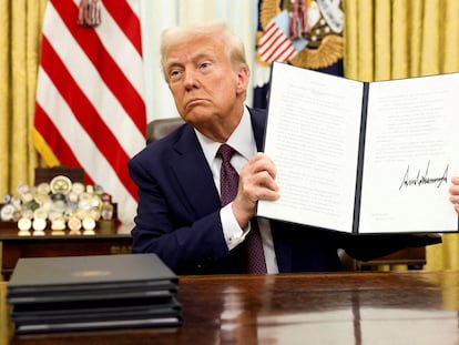 Donald Trump muestra una de las órdenes ejecutivas que firmó en la Casa blanca el pasado 23 de enero.