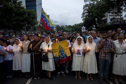 Monjas y sacerdotes encabezan una marcha en junio de 2017 en recuerdo de un joven que murió en Caracas en un choque con la policía durante las jornadas de protestas.  
 