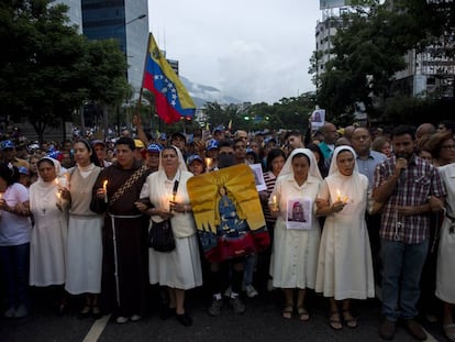 Monjas y sacerdotes encabezan una marcha en junio de 2017 en recuerdo de un joven que murió en Caracas en un choque con la policía durante las jornadas de protestas.  
 