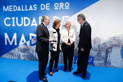 José María Álvarez del Manzano, Ana Botella, Manuela Carmena y Alberto Ruiz-Gallardón, en la recepción de San Isidro.