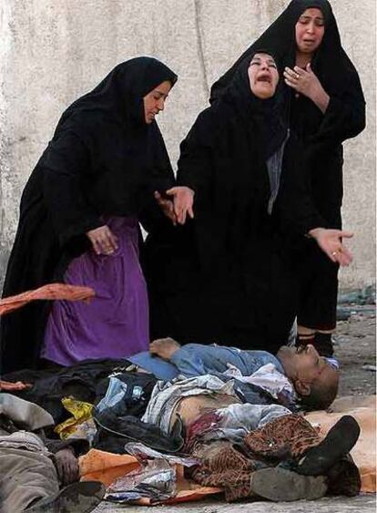 Mujeres chiíes ante cadáveres de familiares en diciembre pasado.
