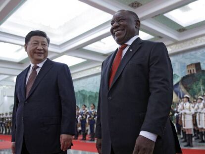 Xi Jinping, junto al presidente sudafricano, Cyril Ramaphosa, este domingo en Pekín.