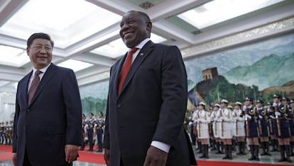 Xi Jinping, junto al presidente sudafricano, Cyril Ramaphosa, este domingo en Pekín.