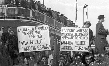 Madrid, 10 de enero de 1948. Jóvenes saludando la llegada del avión mexicano <i>Veracruz</i>, en su primer vuelo comercial entre México y España.