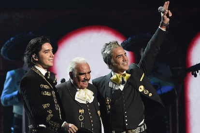 Desde la derecha, los cantantes mexicanos, Álex Fernández, Vicente Fernández (su abuelo), y Alejandro Fernández, su padre, en la edición 20ª de los Premios Grammy Latinos, en 2019 en Las Vegas.