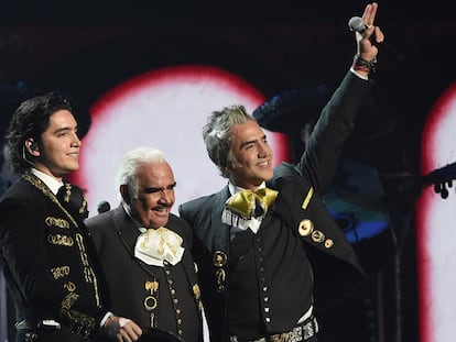 Desde la derecha, los cantantes mexicanos, Álex Fernández, Vicente Fernández (su abuelo), y Alejandro Fernández, su padre, en la edición 20ª de los Premios Grammy Latinos, en 2019 en Las Vegas.